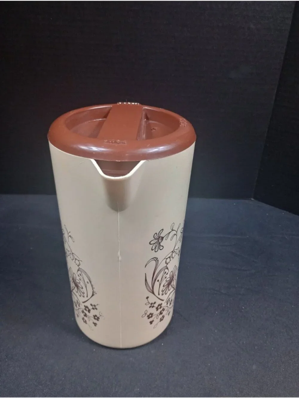 Vintage Retro Boho 1970s Era Two Tone Plastic  2 Quart Lidded  Drink Picture